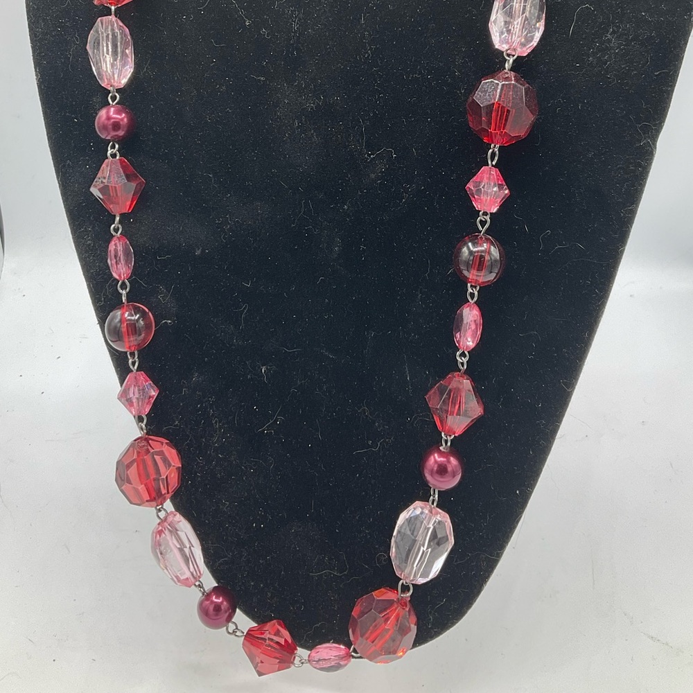 “FACTED BURGUNDY AND PINK BEADED NECKLACE”. Costume Jewelry.